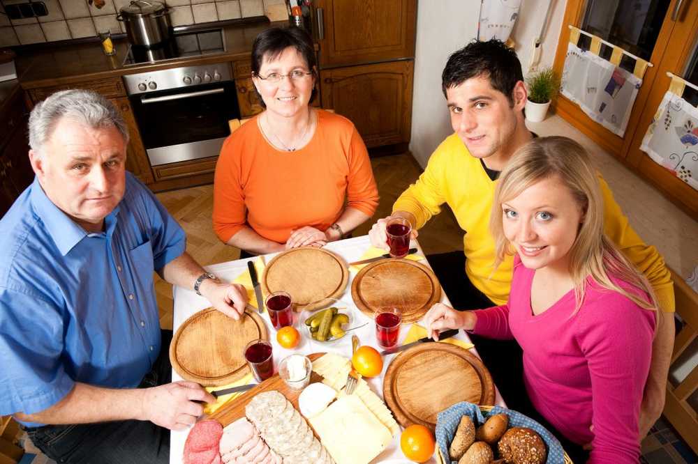 Mangiare di fronte alla TV porta più velocemente al sovrappeso e all'obesità / Notizie di salute