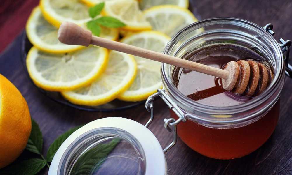 Durante una dieta quotidiana l'acqua del miele previene molte malattie e promuove anche la perdita di peso / Notizie di salute