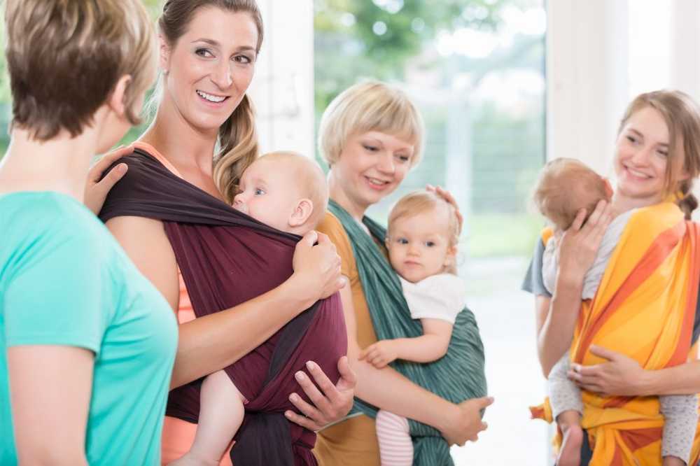 Deze babyhouding tijdens het dragen bevordert een gezonde heupontwikkeling van het kind / Gezondheid nieuws