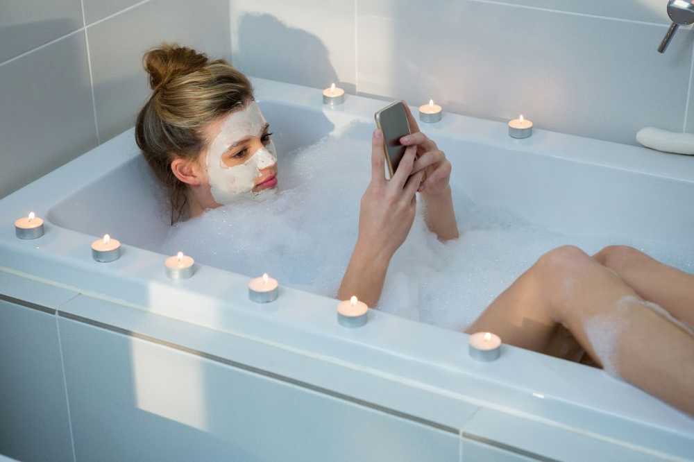 Parents admonish girl goes with cell phone in the bathtub died by severe electric shock / Health News