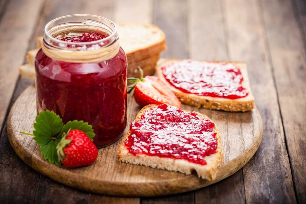 Confiture de fraises dans le test écologique Beaucoup de sucre dans les confitures et les tartinades aux fruits / Nouvelles sur la santé