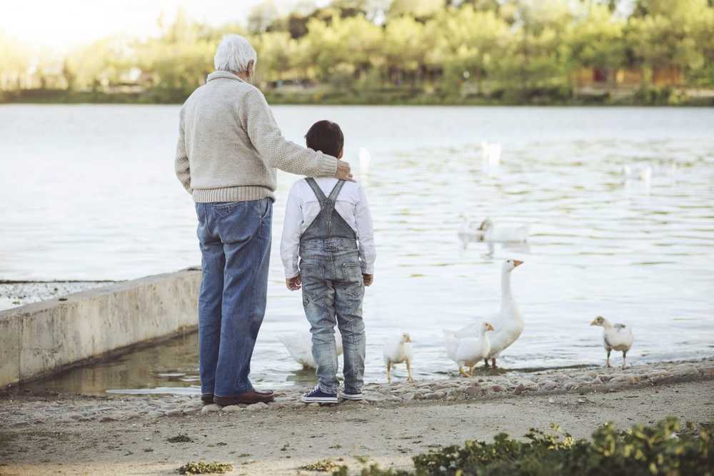 Onderzoek Wanneer grootouders voor hun kleinkinderen zorgen, neemt hun eigen levensverwachting toe / Gezondheid nieuws