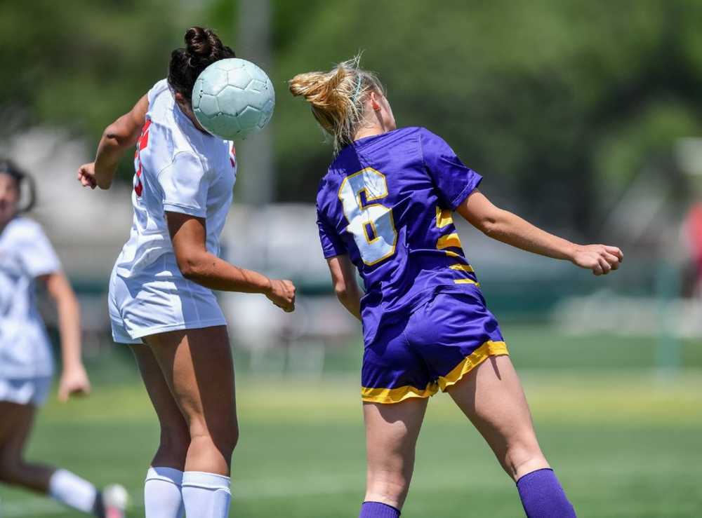 Le palle da calcio danno palesemente ai giocatori donne più degli uomini / Notizie di salute