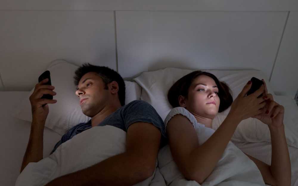 Bright light from smartphones disturbs our sleep significantly / Health News