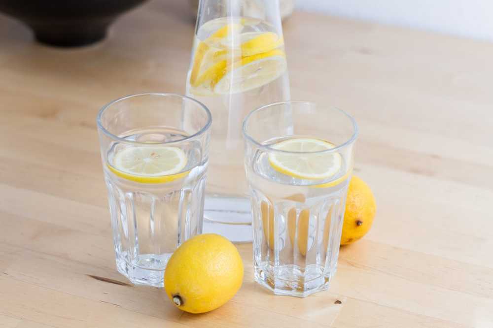 Naturlig helse Hver morgen et glass lunkent vann med sitron / Helse Nyheter