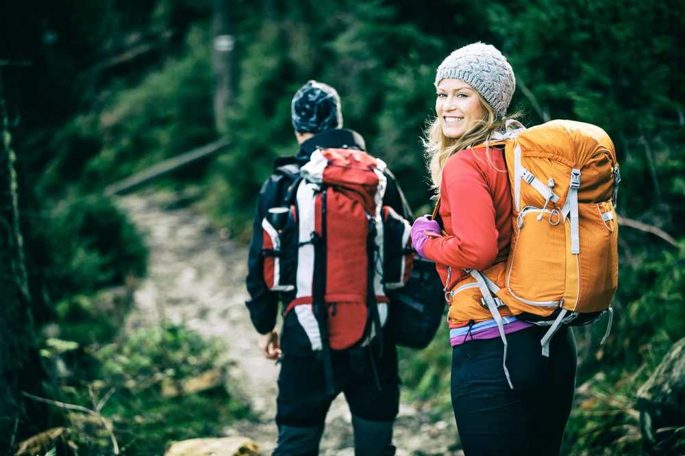 Senior arts Wandelen, berglucht en een helende tunnel verlichten pijn / Gezondheid nieuws