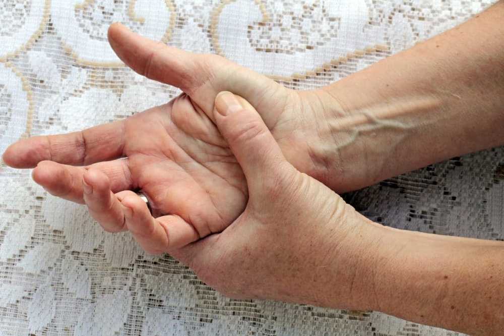 Cracked hands - causes, home remedies and therapy