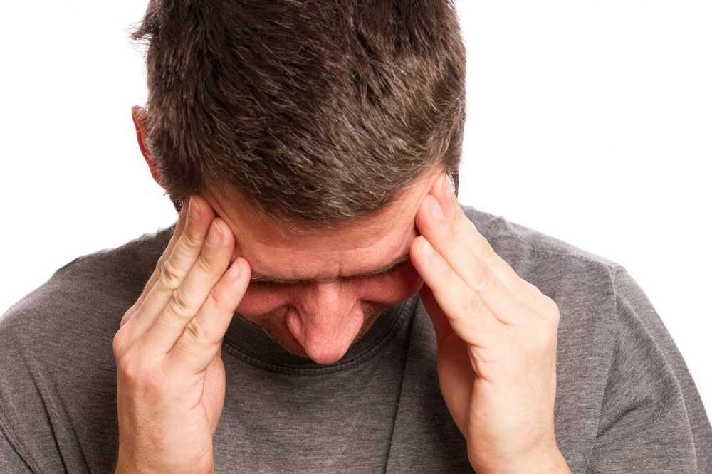 Stingande huvudvärk - stingar i huvudet orsaker och behandling / symptom