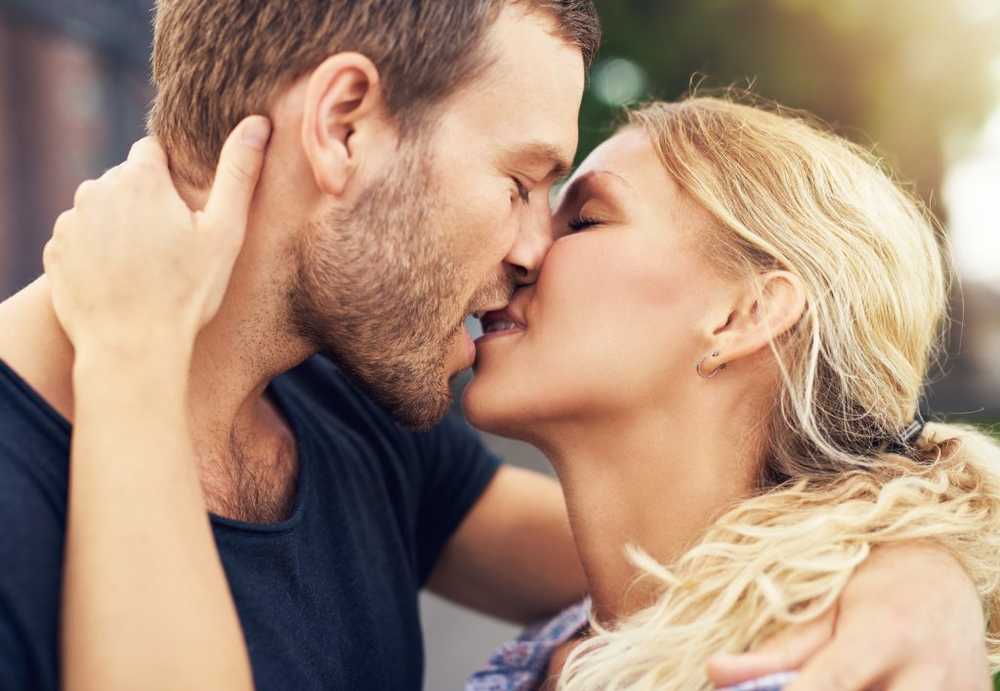 Dental health Are bad teeth transmitted while kissing?