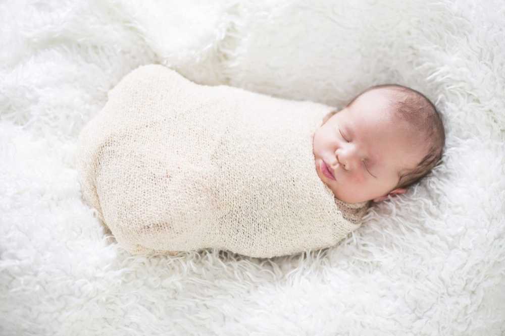 Baby Warning Swaddling babies can cause hip damage / Health News