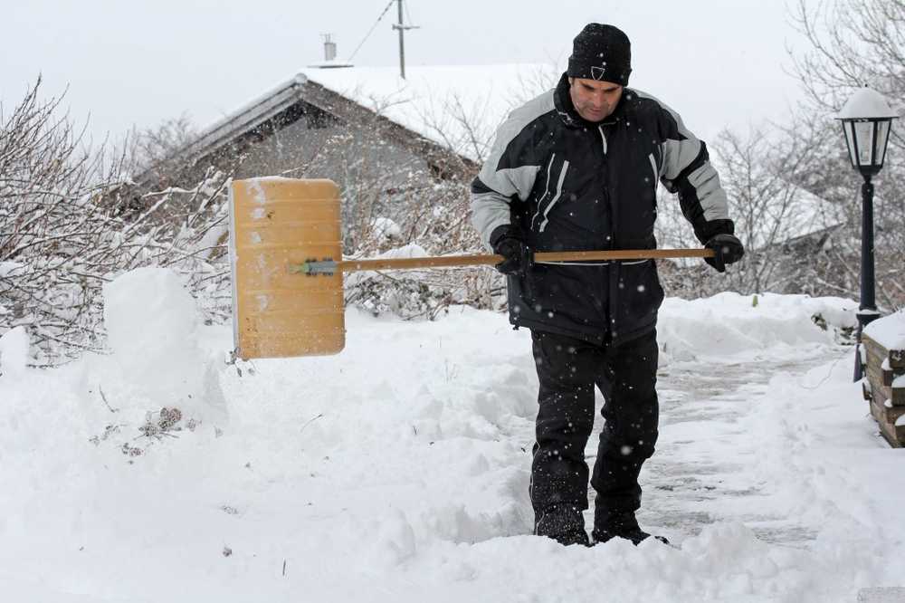 Health hazard with snow shovel There is an increased cardiovascular risk