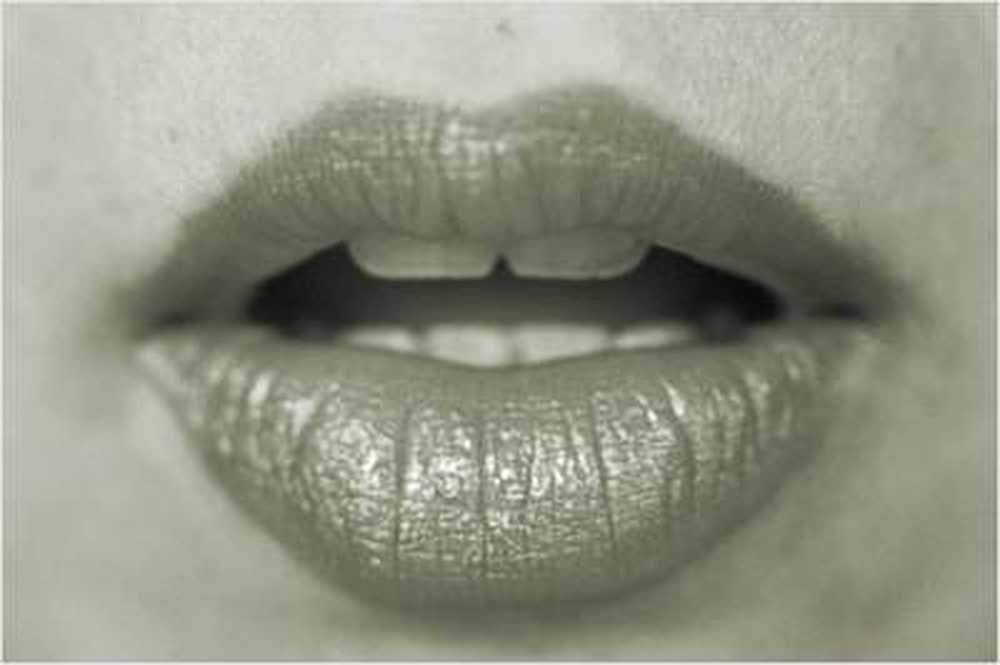 Intense kiss transmits 80 million bacteria / Health News