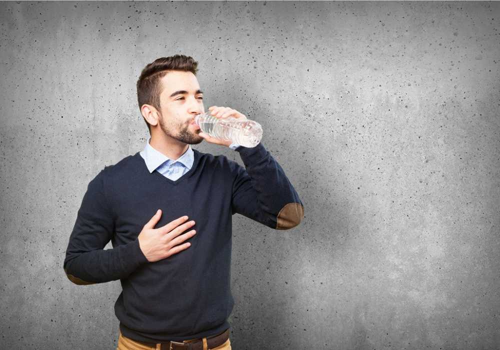 Prévenir la gueule de bois Buvez beaucoup d'eau sur la bière / Nouvelles sur la santé