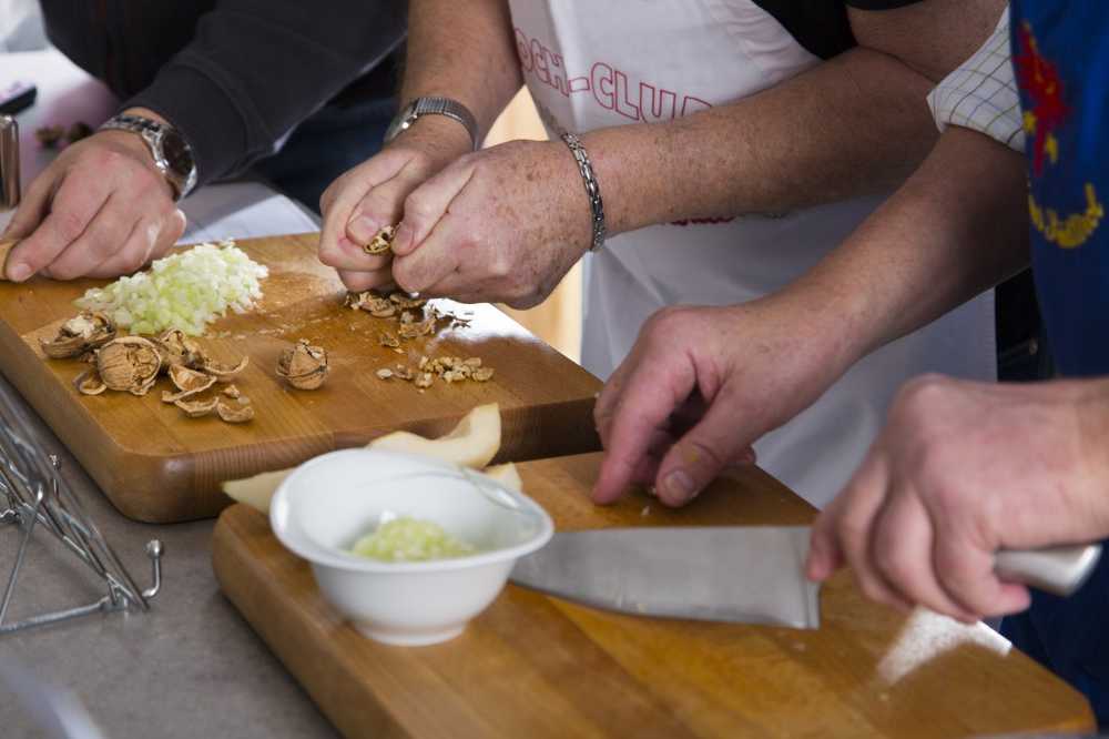 Los cuchillos y tablas pueden transmitir gérmenes patógenos a los alimentos. / Noticias de salud