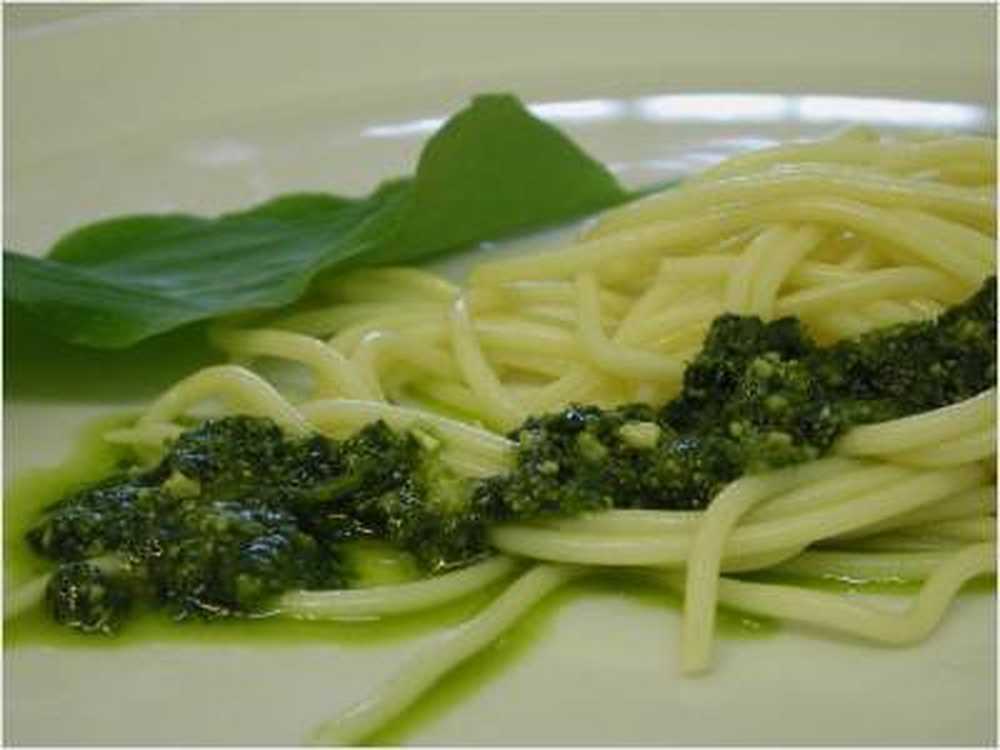 Pesto Genovese numai cu parmezan și ulei de măsline / Știri despre sănătate