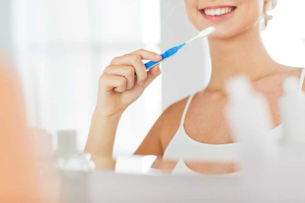 Dentisti Un sacco di pressione mentre si lavano i denti è estremamente dannoso / Notizie di salute