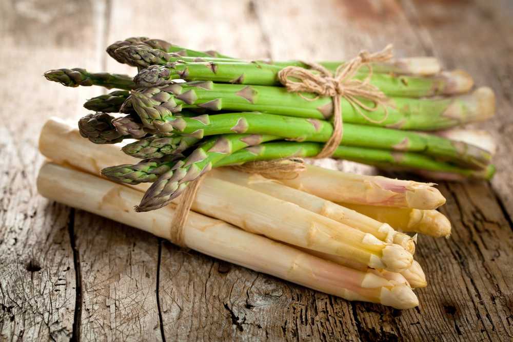 Dommage de jeter les écorces d'asperges peuvent être utilisées pour la soupe ou brasser